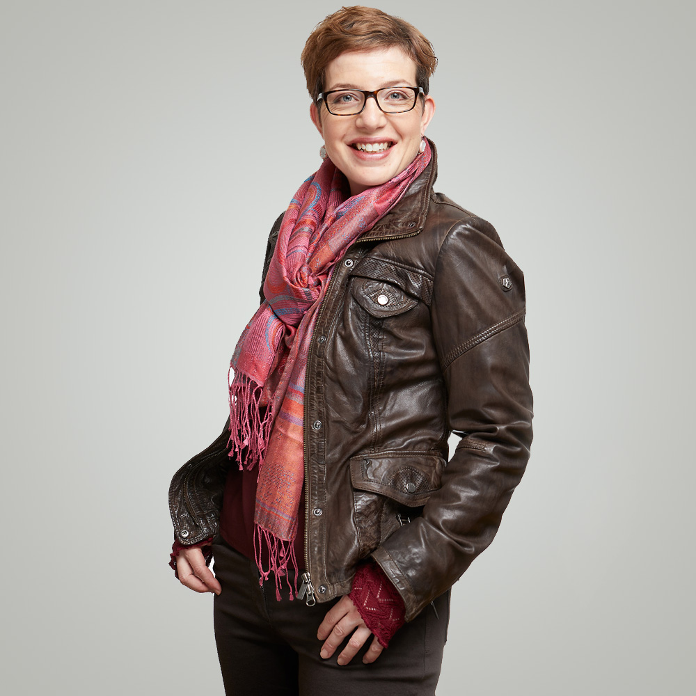 Color & Style – Style & Image - Frau mit Brille posiert in Jacke und Schaal 