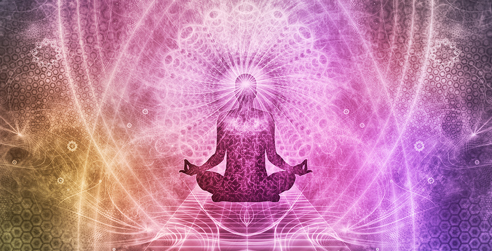 Matrix pur – Mann sitzt in Lotus-Position umgeben von Astralstrahlung